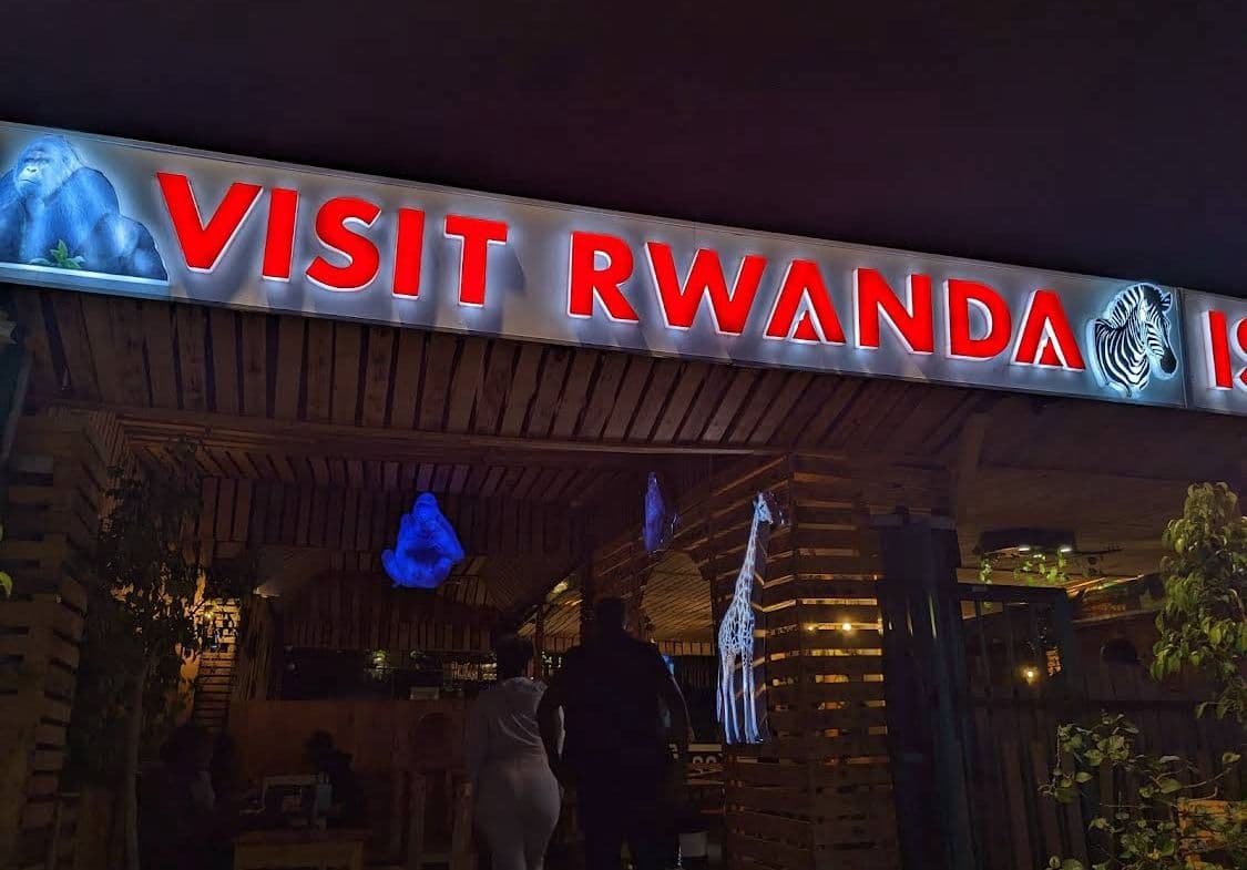Outdoor seating and entrance at Issa Coffee (7)