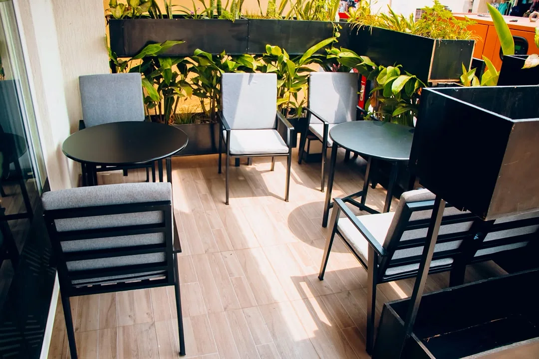 Indoor seating at Issa Coffee (91)